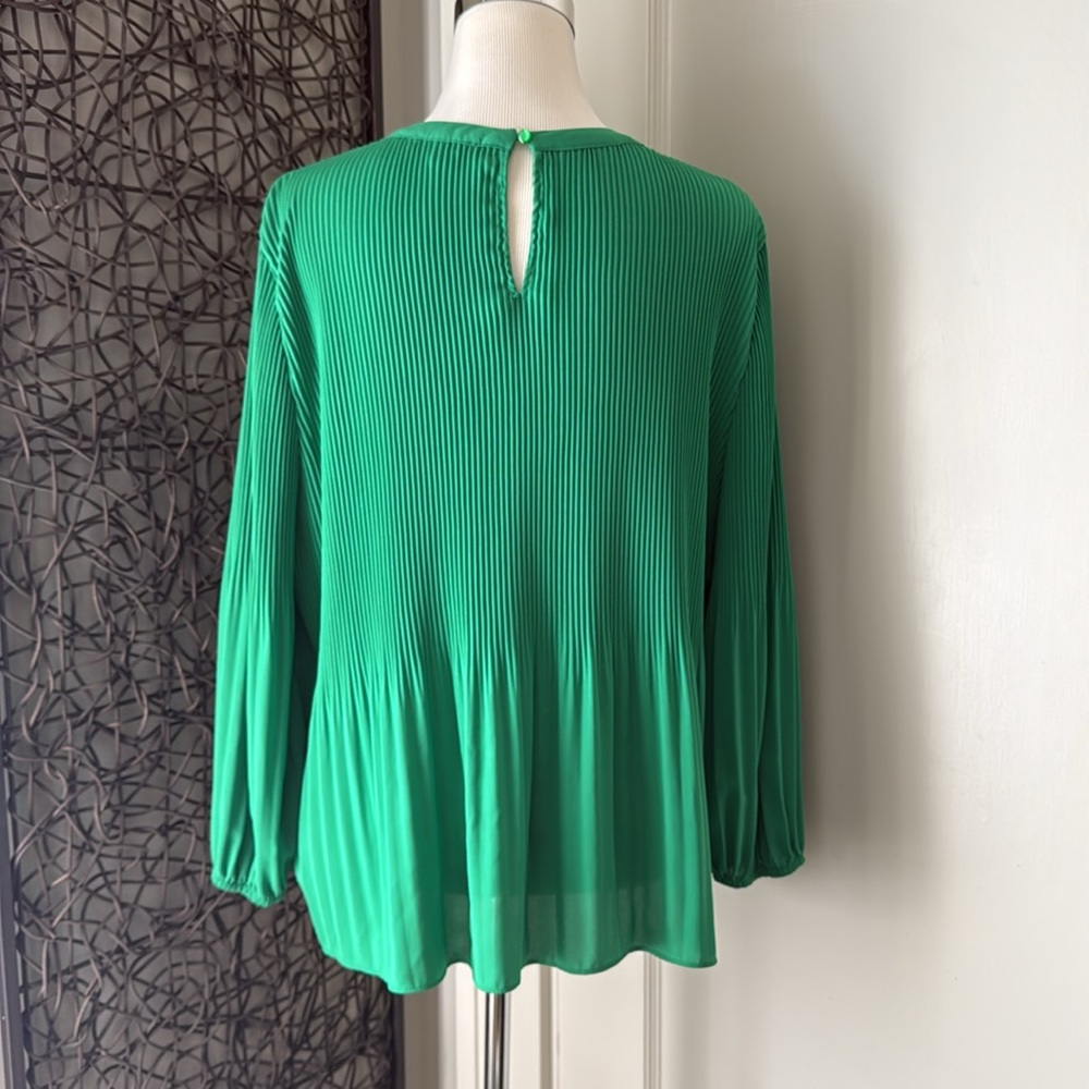 Beautiful green XL pleated top that hangs so nicely! - Picture 2 of 5